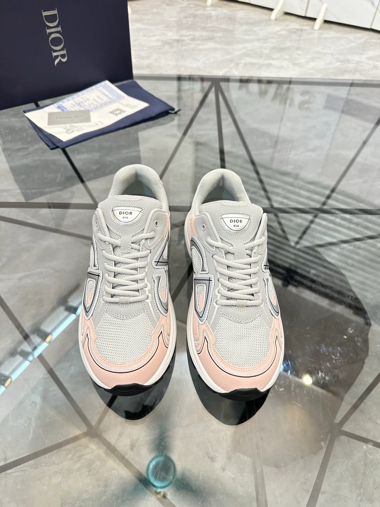 Men's shoes: 💰P400¥ Available in Guangzhou Product trademark: Dior* "Dior*" low-top casual shoes Regular size: 35-46 (can be customized to 47) Couple style Product materials: Upper imported cowhide stitched with original fabric, breathable lining, ultra-light foam original outsole. No.: 007